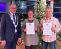 Bild: stg
Roman Schäffler (links) überreichte Urkunden an Rita Ponnath und Stefan Zaus. Das ehemalige Stadtratsmitglied Zaus gab den Zuhörern noch einige nachdenkliche Worte mit auf den Weg.