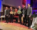 Bild: kök
1000 Euro für die Aktion Sternstunden: Das Kulturamt übergab bei der Aufführung der Hl. Nacht den Reinerlös von 1000 Euro aus einem Benefizkonzert im Seidelsaal an die Stimmen der Berge für die Aktion Sternstunden
