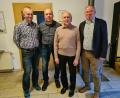 Bild: ads
Vorsitzender Gerhard Heindl (rechts) und sein Stellvertreter Anton Luber (links) vom Geflügelzuchtverein Schnaittenbach/Hirschau zeichnen Peter Heindl (Zweiter von links) als Vereinsmeister auf Hühner und auf Ziergeflügel sowie Elmar Kral (Zweiter von rechts) als Vereinsmeister auf Tauben aus.