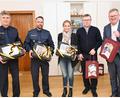 Bild: Susanne Schwab, Stadt Amberg/exb
Oberbürgermeister Michael Cerny (rechts) empfing die Leitungen der Einsatzkräfte und des Klinikums, Günter Grießhammer, Jürgen Dodell, Katja Sonnauer und Manfred Wendl (von links) zum Jahresabschlussgespräch und gab ihnen Präsente für die engagierten Helfer mit auf den Weg.
