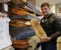 Bild: pjgr
Der Schwandorfer Bäckermeister Kurt Scherl mit der Urkunde für den Staatsehrenpreis und einem Brot aus dem Sortiment.