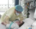 Bild: Gabi Schönberger
Physiotherapeut Gerald Tretter bei der Arbeit auf Station im Klinikum Weiden. Engster Kontakt zu hochansteckenden Patienten ist für ihn seit mehr als zweieinhalb Jahren Alltag.