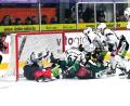 Bild: Hans-Jürgen Ziegler
Mit Mann und Maus und allerletztem Einsatz verteidigten die Blue Devils (weiße Trikots) am zweiten Weihnachtsfeiertag in der Schlussphase den knappen Vorsprung im Oberliga-Spitzenspiel bei den Starbulls Rosenheim.