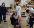 Bild: le
Pfarrer Max Früchtl segnet die Kinder einzeln am Altar.
