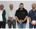 Bild: Michael Gerschau/exb
Schützenmeister Alois Helgert (von links) mit den Gewinnern Andreas Wittmann, André Klose und Sascha Helgert.