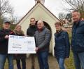 Bild: bö
Mit einer Spende von 900 Euro bedenkt die Backofengruppe der Kirwaleit den Marktladen in Hohenburg (von links): Backofenbetreuer Georg Kölbl, Petra Kölbl, Kirwaleit-Vorsitzender Thomas Reiser, Vorsitzender Egon Wittl von der Dorfladengemeinschaft, Evelyn Wolfsteiner und Johann Wolfsteiner.