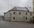 Bild: Susanne Forster
Das Bischof-Senestrey-Haus an der Bischof-Senestrey-Straße 14 und Bachgasse 40 soll ab dem kommenden Jahr saniert und umgebaut werden. Für 5,24 Millionen Euro entstehen acht neue Wohnungen im Stadtkern von Bärnau.