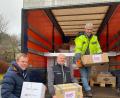 Bild: Verpackung Roper/exb
Das Unternehmen Verpackung Roper engagierte sich bei der Weihnachtstrucker-Aktion der Johanniter. Geschäftsführer Dominic Roper, Matthias Niekrawietz und Ludwig Wüst (von links) beluden den Lastwagen.