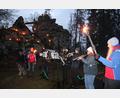 Bild: kro
Die Bläser des Musikvereins Wiesau umrahmten die Waldweihnacht. Im Hintergrund der mit Fackeln beleuchtete Hackelstein.