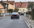 Bild: gf
Ein großes Sorgenkind für die Gemeinde Poppenricht ist die Häringloher Straße, in der es im Begegnungsverkehr oft eng wird. Auch die schmalen Bürgersteige könnten nach Ansicht von Michael Gradl (SPD) im Zuge eines Vollausbaus ertüchtigt werden. Mehr als die Deckensanierung können wir uns nicht leisten, meint dagegen die CSU-Fraktion, die mit ihrer Mehrheit im Gemeinderat die kostengünstigere Lösung durchsetzt.