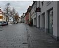 Bild: jr
Parken entlang der Häuserzeile bei der Metzgerei Grillmeier am Unteren Markt ist jetzt nicht mehr zulässig. Die Schilder hat die Stadt Mitterteich kürzlich entfernen lassen. Die dortige Wasserrinne diene Sehbehinderten als Orientierung, wie Behindertenbeauftragte Doris Scharnagl-Lindinger informierte.