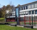 Bild: wel
Die sanierte Grundschule besuchen 101 Schülerinnen und Schüler, 36 nehmen das offene Ganztagsangebot an und schätzen neben den hellen Räumen auch den großen Pausenhof mit Spiel- und Turngeräten.