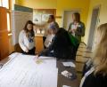 Bild: Johanna Baumann/AELF Regensburg-Schwandorf/exb
An Thementischen tauschten sich die Teilnehmer über Aktionen für ältere Menschen aus.