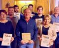 Bild: fjo
Zu den von Vorstand Gerald Brenner (Zweiter von links) geehrten Silberpfeil-Mitgliedern gehören Stefanie Mack, Maximilian Mack, Roland Schwarzmeier, Florian Mack, Maximilian Mack, Elisabeth Randig und Matthias Mack (von links).