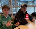 Bild: FOS/BOS Marktredwitz/exb
Die Schüler Moritz Stark und Lukas Greger (von links) kurz vor dem Wangenabstrich zur Typisierung für die Deutsche Knochenmarkspenderdatei.