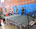 Bild: pop
Erste kleine Erfolge eines Schnuppernachmittags: Dirk Graf und Laura Tyl zeigen den Kindern das Tischtennisspielen.
