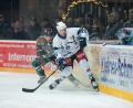 Bild: Andreas Klupp
Auch Verteidiger Adam Schusser (rechts) trug sich beim Sieg der Blue Devils bei den Höchstadt Alligators in die Torschützenliste ein.