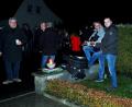 Bild: R. Kreuzer
Bei den Rehbühlsiedlern ist es Tradition, sich am Heiligen Abend um diese Zeit hier am Stein einzufinden, um die Adventszeit ausklingen zu lassen. Mit den Gitarren begleiteten Andreas Kopp (Gitarre, rechts) und Ossi Zahn (Gitarre, links)zu "Alle Jahre wieder".