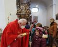 Bild: gz
Pfarrer Erwin Bauer segnete am zweiten Weihnachtsfeiertag die Kinder.