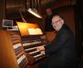 Bild: ads
Kirchenmusiker Bernhard Müllers und Franz Meier, Vorsitzender des Orgelfördervereins, haben eine charmante Lösung zur Behebung des akuten Problems mit der streikenden Orgel in der Basilika St. Martin erarbeitet. Angedacht ist eine Chororgel, die nicht auf der Empore installiert wird, sondern in einem Seitenaltar im Kirchenschiff.