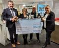 Bild: HypoVereinsbank Privatkunden Sulzbach-Rosenberg/exb
Bei der Spendenübergabe (von links): Tobias Wolf, stellvertretender Abteilungsdirektor Region Bayern Nord, Petra Waldhauser, Vorsitzende der Selbsthilfegruppe Krebskranker Kinder Amberg-Sulzbach, Peter Braun, Oberland Biker und Peggy Richter, Direktorin der Filiale HypoVereinsbank Sulzbach-Rosenberg.