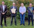 Bild: Klaus Fischer/exb
Feierlich überreicht (von links nach rechts) Behördenleiter Mathias Rosenmüller die Urkunden an Klaus Fischer. Auch Abteilungsleiter Helmut Jahn und Personalratsvorsitzender Christoph Gollwitzer gratulieren .