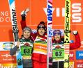 Bild: Philipp von Ditfurth/dpa
Der Slowene Anze Lanisek (Zweiter), der Pole Dawid Kubacki (Erster) und der Österreicher Stefan Kraft (Dritter) jubeln auf dem Podest.