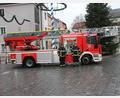 Bild: frd
Für die Oberviechtacher Feuerwehr geht es künftig mit einer neuen Drehleiter in den Einsatz. Zusammen mit einem Mitglied der aktiven Truppe hat Kommandant Ferdinand Roßmann (rechts) damit bereits den Christbaum auf dem Marktplatz überprüft.
