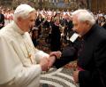 Archivbild: EPA/L'OSSERVATORE ROMANO/POOL/dpa
Papst Benedikt XVI. und sein Bruder Georg Ratzinger 2009 in der Sixtinischen Kapelle im Vatikan.