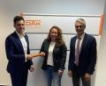 Bild: Bianka Seemann/exb
Stabübergabe bei der DAK: Stefan Wittmann folgt als Leiter des Servicezentrums Weiden auf Caroline Schießl. Rechts Hermann Zeissner, Leiter der Serviceregion Nordbayern.