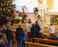 Bild: fvo
Pfarrer Norbert Götz segnet in Waldthurn die Kinder.