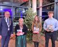 Bild: stg
Bürgermeister Roman Schäffler (links) zeichnete Veronika Traßl (Zweite von links), Eva Merkl und Fabian Plannerer für ihre sportlichen Leistungen aus