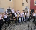 Archivbild: mh
Die Profimusiker Jazz-Big -Band aus Karlsbad begeisterten auf dem Luher Marktplatz mit musikalischen Spitzenleistungen und spielten weltberühmte Melodien.
