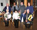 Bild: Gemeinde Kulmain/exb
Das Bild zeigt (sitzend von links) Hildegard Köppl, Lieselotte Müller und Georg Schroll sowie (hinten stehend, von links) Bürgermeister Günter Kopp, Pfarrvikar Justin Kishimbe, stellvertretender Vorsitzender Rene Dietrich und Vorsitzende Christina Kastner.