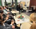 Bild: jzk
Von Sandra Loew (hinten rechts, am kleinen Tischchen sitzend) konnten die Zuhörer im Co-Working-Space Kemnath viel über ihren Führungsstil lernen.