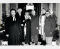 Bild: Archiv Lehner/exb
Fred Lehner (Zweiter von links) in seiner Zeit, als er noch durch die Synagoge führte; die Aufnahme entstand nach einer Feier zur Woche der Brüderlichkeit in der Synagoge. Mit im Bild der damalige evangelische Pfarrer Klaus Stolz, der inzwischen verstorbene Oberkantor Estrongo Nachama, der ebenfalls schon verstorbene Vorsitzende der israelitischen Kultusgemeinde Weiden, Hermann Brenner, der katholische Pfarrer Josef Most und Werner Friedmann (von links).