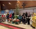 Bild: Hermann Schmidt
Kinder führen in der Hohenkemnather Kirche das Rollenspiel „Geschenke fürs Christkind“ auf. Darüber freut sich auch Ruhestandpfarrer Joseph Madathiparamil (hinten rechts).