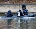 Bild: Heiko Becker/dpa
Taucher suchen mit Sonar im Nürnberger Hafen.