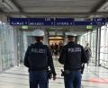 Symbolbild: Bundespolizei
Zwei Polizisten auf Streife im Bahnhofsübergang Regensburg. Dort sollen die beiden unbekannten Täter den 17-Jährigen geschlagen haben.