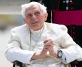 Archivbild: Sven Hoppe/dpa
Der emeritierte Papst Benedikt XVI. kommt an einem Flughafen an.