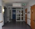 Bild: lue
Die Steinwaldklinik in Erbendorf ist nicht mehr in allen Bereichen auf dem neuesten Stand. Erneuert wurde allerdings die Beleuchtung in den Fluren und Treppenhäusern.