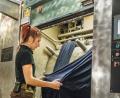 Bild: sfo
Julia Bäuml aus Tirschenreuth ist Produktveredlerin bei der Tuchfabrik Mehler und spezialisiert auf das Färben von Geweben.