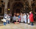 Bild: bö
Das Krippenspiel der Kinder aus der Pfarrei Ensdorf geht den Menschen nahe. Über mehrere Stationen erstreckt sich in der Pfarrkirche St. Jakobus die Herbergssuche und die Geburt Christi.