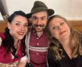 Bild: Privat
Das Bild im Anhang zeigt von links nach rechts:
"Dahoam Is Dahoam"-Star Anita Eichhorn, Ensdorfer Tubist Florian Gröninger und Sängerin Caro Hetényi
Bild: privat