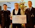 Bild: mab
Firmeninhaber Richard Kurz (Mitte) , überreichte an die Mitglieder der Frotzersrichter Feuerwehr, Dominik Bösl (links) und Jürgen Schanderl (rechts), einen Scheck über 2500 Euro.