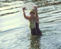 Archivbild: bkr
Als Erste durfte beim letzten Neujahrsschwimmen Christine Frenzl ins Wasser springen. Dieses Jahr wird sie vermutlich keine dünne Eisscholle in die Höhe heben können.