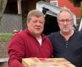 Bild: Anton Wild/exb
Anton Wild (links) packt die Hilfspakete für Riwne in den Kleinlaster von Walodya Petriv.