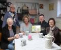 Bild: rha
Zur Fertigstellung des SV-Kinderspielplatzes dient die Spende (von links): die Schnäppchenladen-Mitarbeiterinnen Elfriede Kredler, Veronika Pröls und Gudrun Quarder, SV-Vorsitzender Dominik Fischer und seine Unterstützerin Berta Meyer.