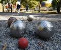 Symbolbild: Holger Hollemann/dpa
Mit einer Bahn für das französische Boule-Spiel könnte nach einer positiven Entscheidung im Stadtrat die Schanze weiter belebt werden.