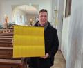Bild: Thomas Dobler
Pfarrer Markus Meier und eines der Kunstwerke von Astrid Schröder in der Klardorfer Kirche.
